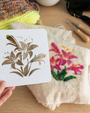 Molde para fieltro agujado diseño de lirio impreso en 3D Handcraftlive sobre camino de mesa tejido.