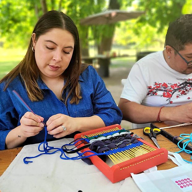 Dos alumnas tejiendo en un taller
