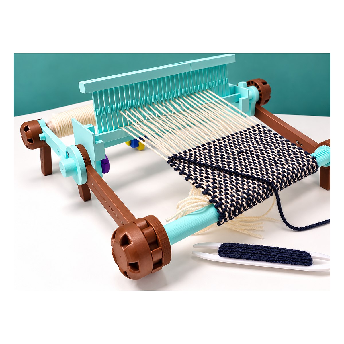 Telar María de 30 cm impreso en 3D en ángulo, con la naveta y el tejido en proceso