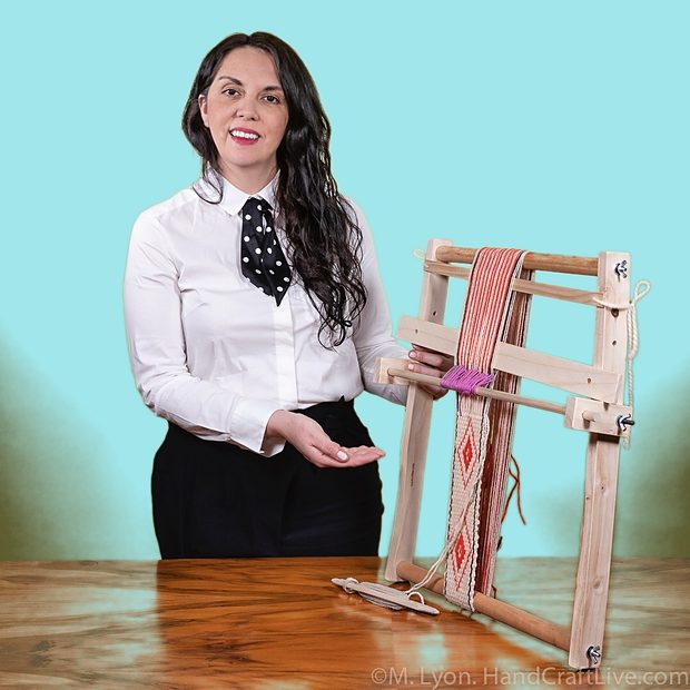Fabiola junto a un telar mapuche de madera