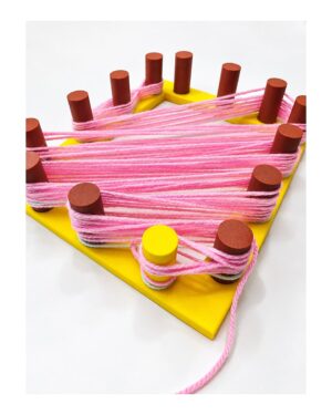 Urdidor de mesa impreso en 3D con la urdimbre rosada puesta